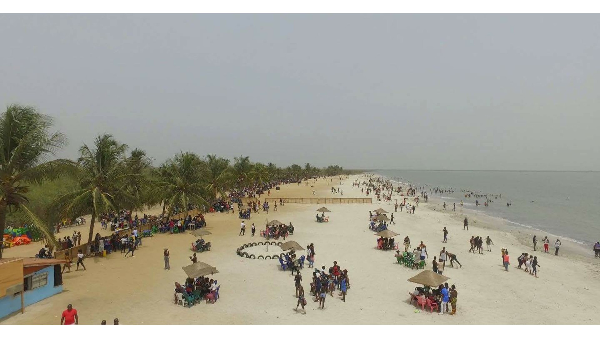 Benares la plus grande plage de la ville de Conakry 