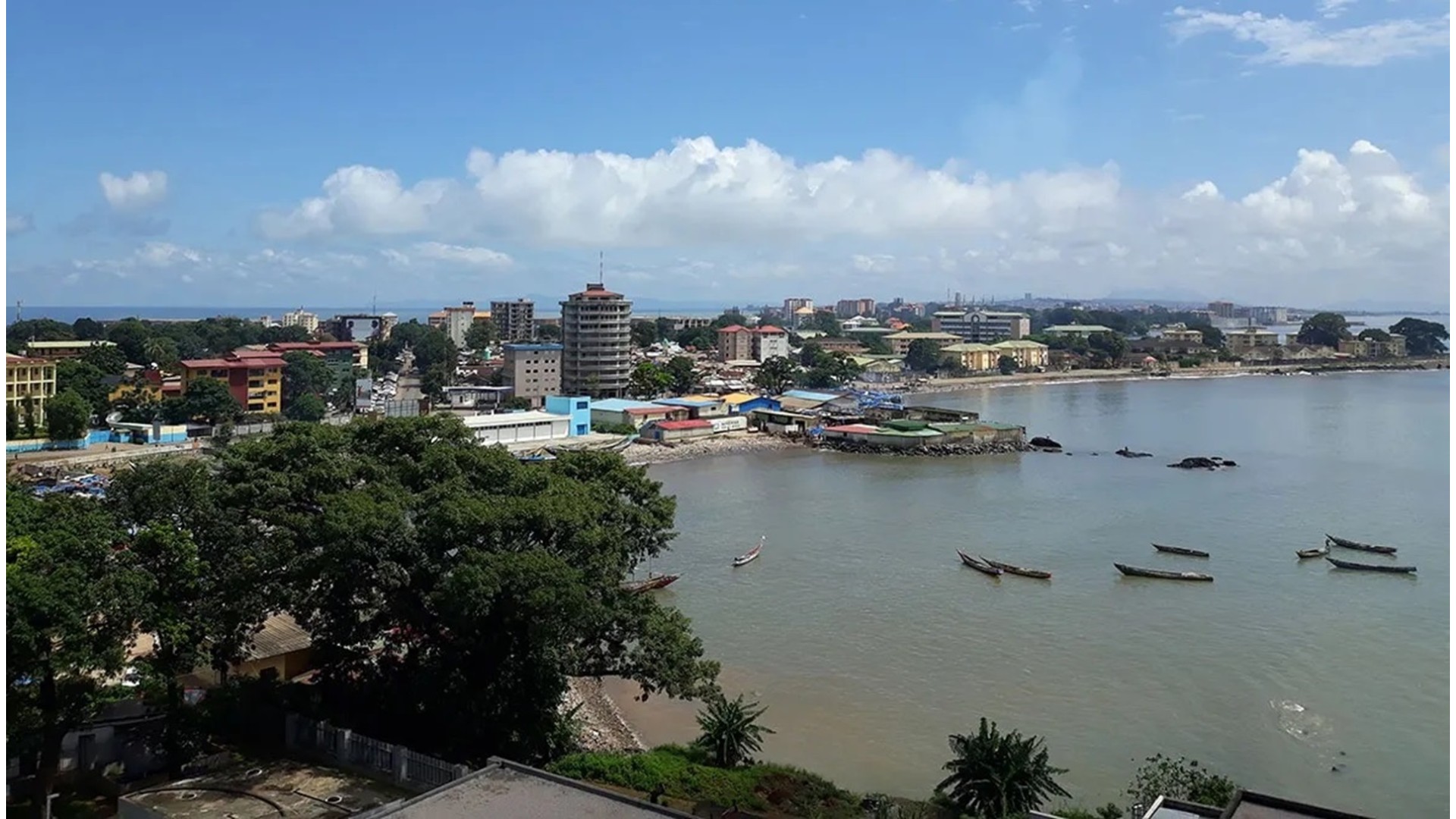 Vue de la corniche nord de la commune de Kaloum